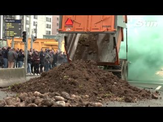 farmers spray manure at riot police on Brussels streets