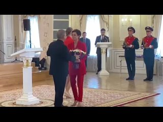 Рустам Минниханов вручил Светлане Кадыровой государственную награду РТ