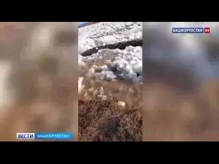 Появилось видео мощного ледохода на реке Лемеза в Иглинском районе Башкирии Кадрами поделилась глава района Гюзель Насырова.