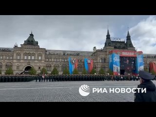 Парадные расчеты проходят торжественным маршем по Красной площади.
