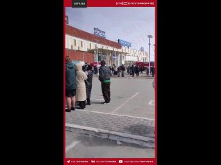 К зданию торгового центра Аура подъехали пожарные машины и скорая, передают очевидцы