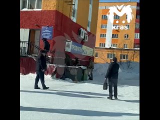 В Красноярске правоохранители наведались в магазин, хозяин которого выгнал и оскорбил покупателя, обнаружившего просрочку