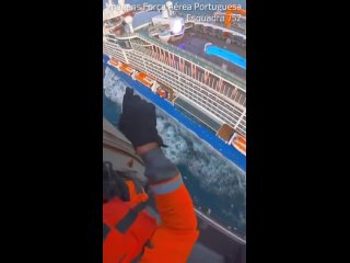 Кадры спасения пассажира круизного лайнера