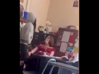 Ученик средней школы Северной Каролины арестован после нападения на своего учителя