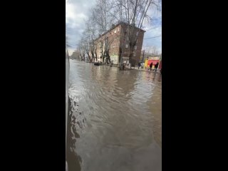 В поселке Яйва затопило улицы из-за паводка
