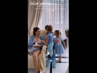 Настя Костенко показала, как кормит новорожденного сына грудью при детях (видео)