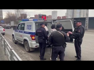 В Екатеринбурге полиция и общественники ворвались в салон с проститутками на улице Белинского, 112Под вывеской салона Natali