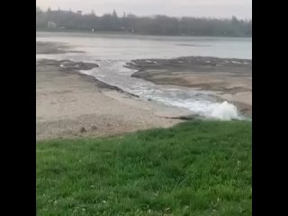 🌊Тем временем городское озеро Ессентуков активно заполняется чистой водой из Подкумка

✔️Работают туалеты.