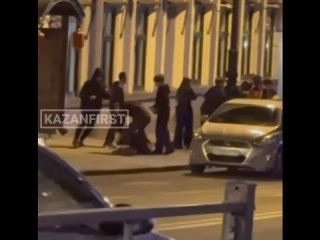 Появилось видео с места нападения на полицейского в центре Казани