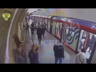 🚇Новой жертвой агрессии пассажиров метро стала стеклянная дверь вагона.