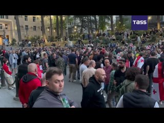 This is what the situation near the Georgian parliament building currently looks like. This time, police did not cordon off th