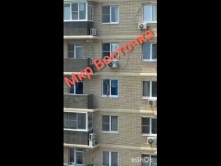 В Краснодаре.😳 Ребенка, стоящего в окне на опасной высоте, заметили в районе Черкасской. 📹 bvk_mkr_vostochka ... (видео)