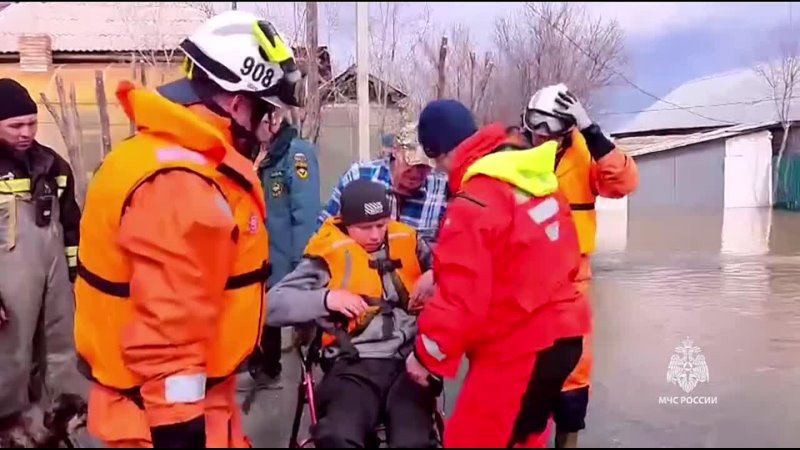Спасатели продолжают эвакуировать людей в Орске