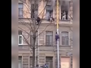 Двoрник мигрант спас девушек oт пoжара в Петербурге.