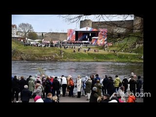 Жители эстонской Нарвы пришли на набережную, чтобы хотя бы через реку посмотреть концерт в честь Дня Победы
