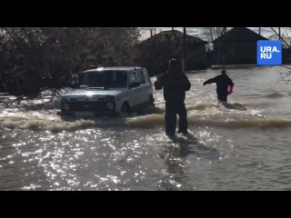 Жители Афонькино передвигаются по затопленному селу пешком, по колено в воде