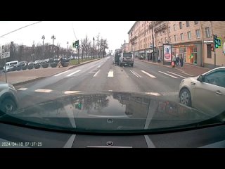 Водитель иномарки сбил велосипедиста и девушку на переходе в Петербурге