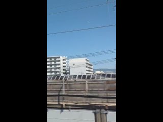 Keeping pace with a plane in take-off while riding the bullet train