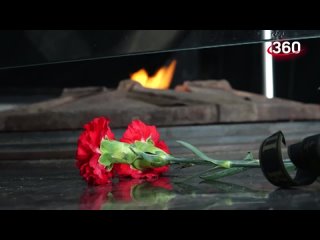 В День Победы жительница Донецка принесла цветы к вечному огню в музее ВОВ