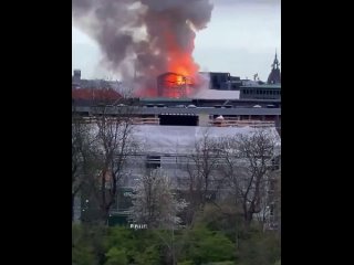 Forte incêndio derruba torre de prédio do século XVII na Dinamarca