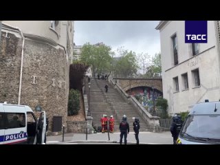 ▶️ The situation at the Iranian consulate in Paris. Earlier, an unknown man entered there and threatened to explode, he was deta