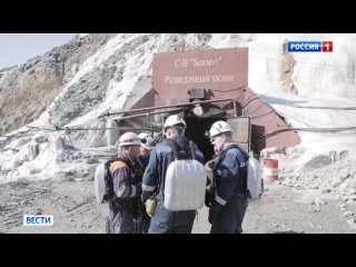 Уже четвертые сутки сотрудники МЧС работают на руднике “Пионер“, где под завалами находятся 13 горняков