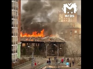 Двухэтажный барак горит на Семафорной в Красноярске
