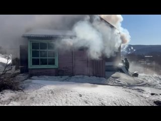 Пожарные в Облучье тушат жилой дом рядом с тем, который сгорел тремя сутками ранее