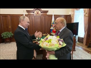 Сегодня президент Владимир Путин встретился с ректором МГУ Виктором Садовничим, который отмечает юбилей.