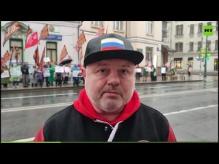 У резиденции канадского посла в Москве прошла антифашистская демонстрация  RT на русском