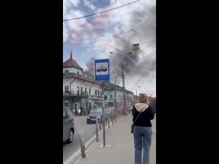 Казанцы сняли на видео столб черного дыма в районе Колхозного рынка