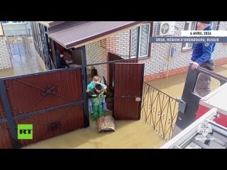 Orsk : les services de sauvetage oprent sans relche dans les zones inondes