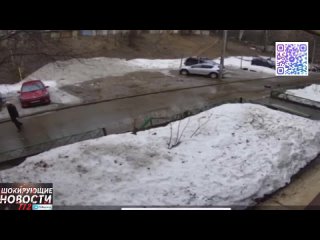 В Воткинске (Удмуртия)водитель обрызгал пожилого пешехода, после чего напал на него со спины, сбив с ног.