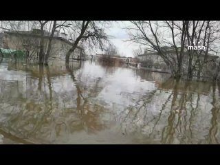 Паводок в Оренбурге дошёл до многоквартирных домов в старой части города.