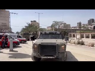 CISJORDANIE : L’armée israélienne passe en voiture et jette de sa voiture un Palestinien menotté et blessé