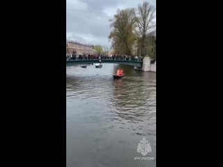 В Питере страшное: на набережной Мойки автобус врезался в два автомобиля, пробил ограду и упал в воду.