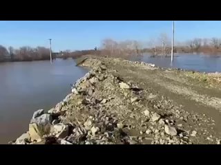 В Орске все-таки засыпали дыру в дамбе, через которую несколько дней топило Старый город