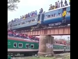 Это вам не утренние давки в метро.   Обычный будний день в республике Бангладеш