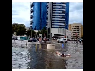 Российский гражданин осматривает затопленный Дубай - уникальные кадры после наводнения