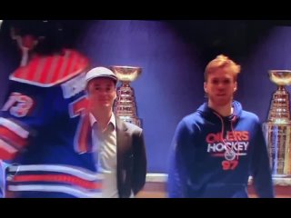 Connor McDavid applauding Stuart Skinner after his performance tonight is everything