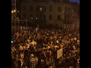 As they have done recently, this evening thousands of people gathered outside the parliament building in Tbilisi, where the seco