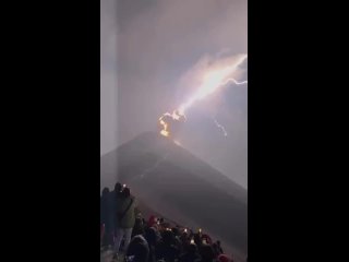 Молния ударила в вершину вулкана Фуэго