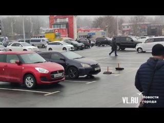 Росгвардия задержала двух мужчин из Nissan Note на парковке ТРК. Причины неизвестны