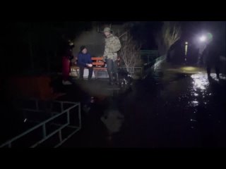 Эвакуация помощь казаков ночной Орск - поиски нуждающихся в помощи продолжаются