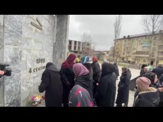 Жители Буйнакска в эти минуты  возлагают цветы к памятнику погибших во время террористического акта в 1999 г