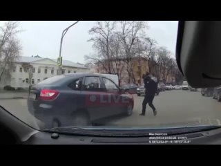 Во Владимирской области водитель чуть не сбил молодого мужчину с ребенком на руках