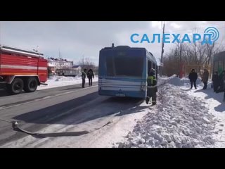 В Салехарде по улице Маяковского загорелся автобус