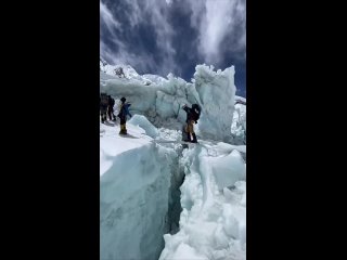 Непал, Переход альпинистов через ледопад Кхумбу