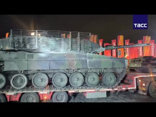 В Москву привезли те самые трофейные немецкие танки Leopard 2A6 и T-72