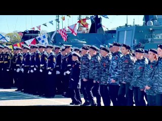 Участники торжественного построения на Ленинградской Военно-морской базе исполняют легендарную песню День Победы